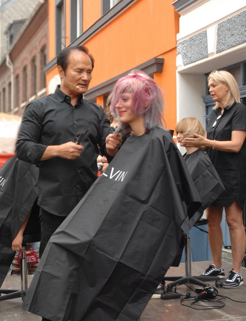 Pixie-Cut mit changierenden Pastell-Tönen